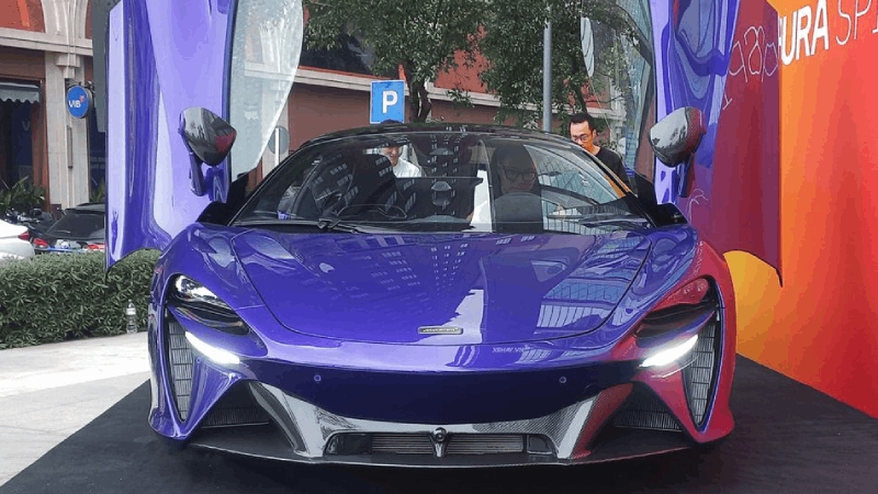 McLaren Artura Spider xuất hiện ấn tượng trên đường phố Việt Nam