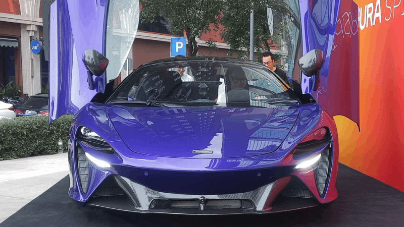 McLaren Artura Spider xuất hiện ấn tượng trên đường phố Việt Nam McLaren Artura Spider xuất hiện ấn tượng trên đường phố Việt Nam