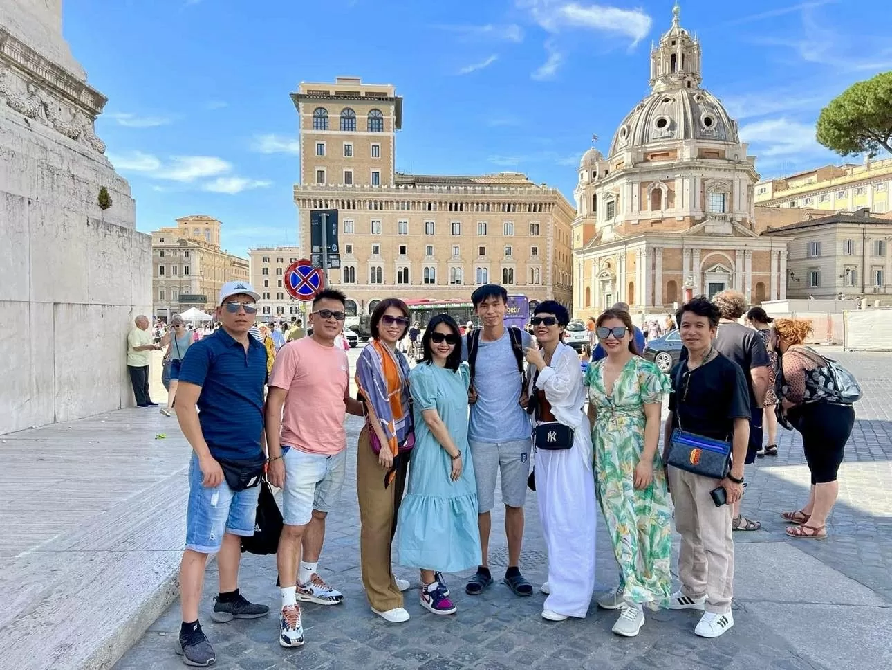 Anh Lý Dật Thụ (ở giữa) dẫn đoàn du khách Việt đi tham quan Italy. Anh Lý Dật Thụ (ở giữa) dẫn đoàn du khách Việt đi tham quan Italy.