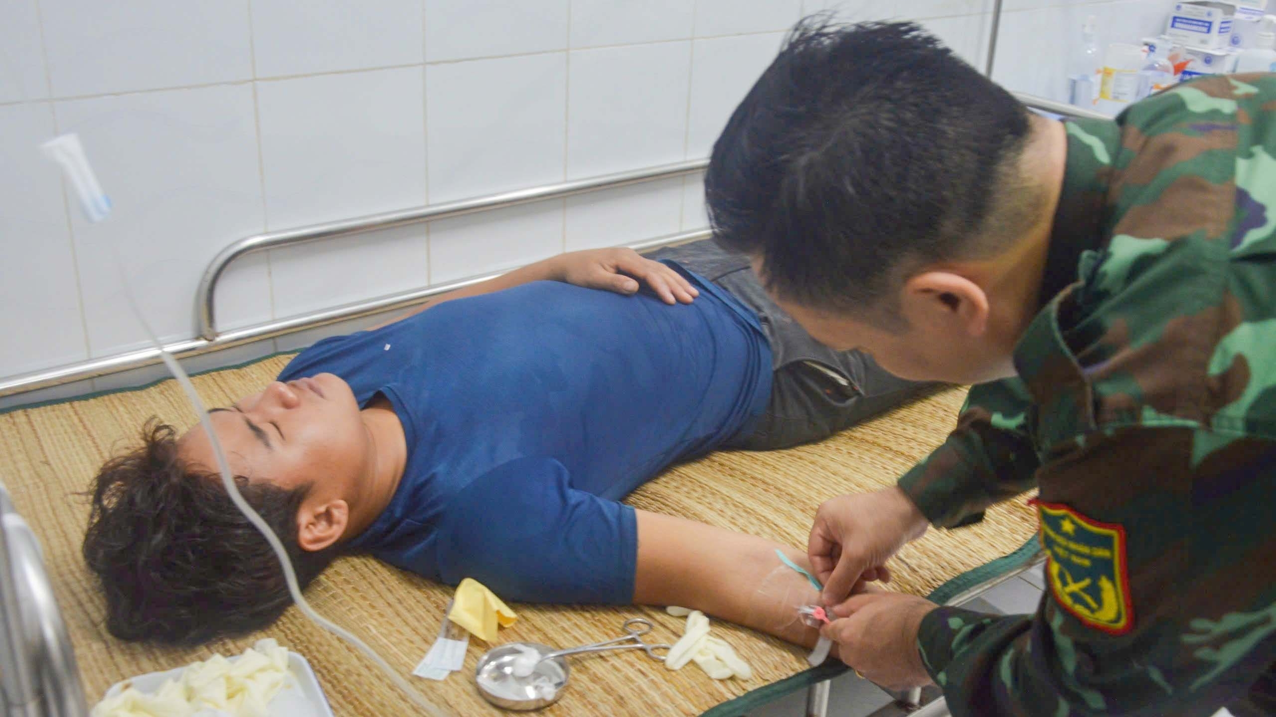 Quân y đảo Song Tử Tây cấp cứu 6 ngư dân ngộ độc cá hồng