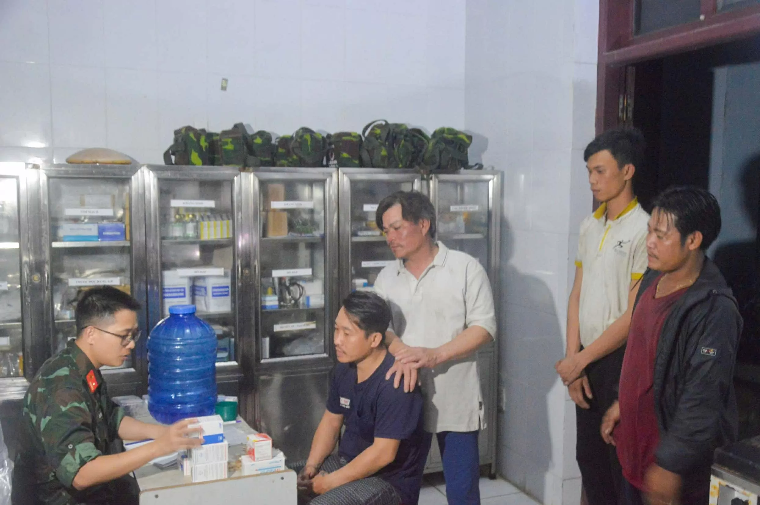 Đảo Song Tử Tây cấp cứu 6 ngư dân ngộ độc cá hồng Đảo Song Tử Tây cấp cứu 6 ngư dân ngộ độc cá hồng