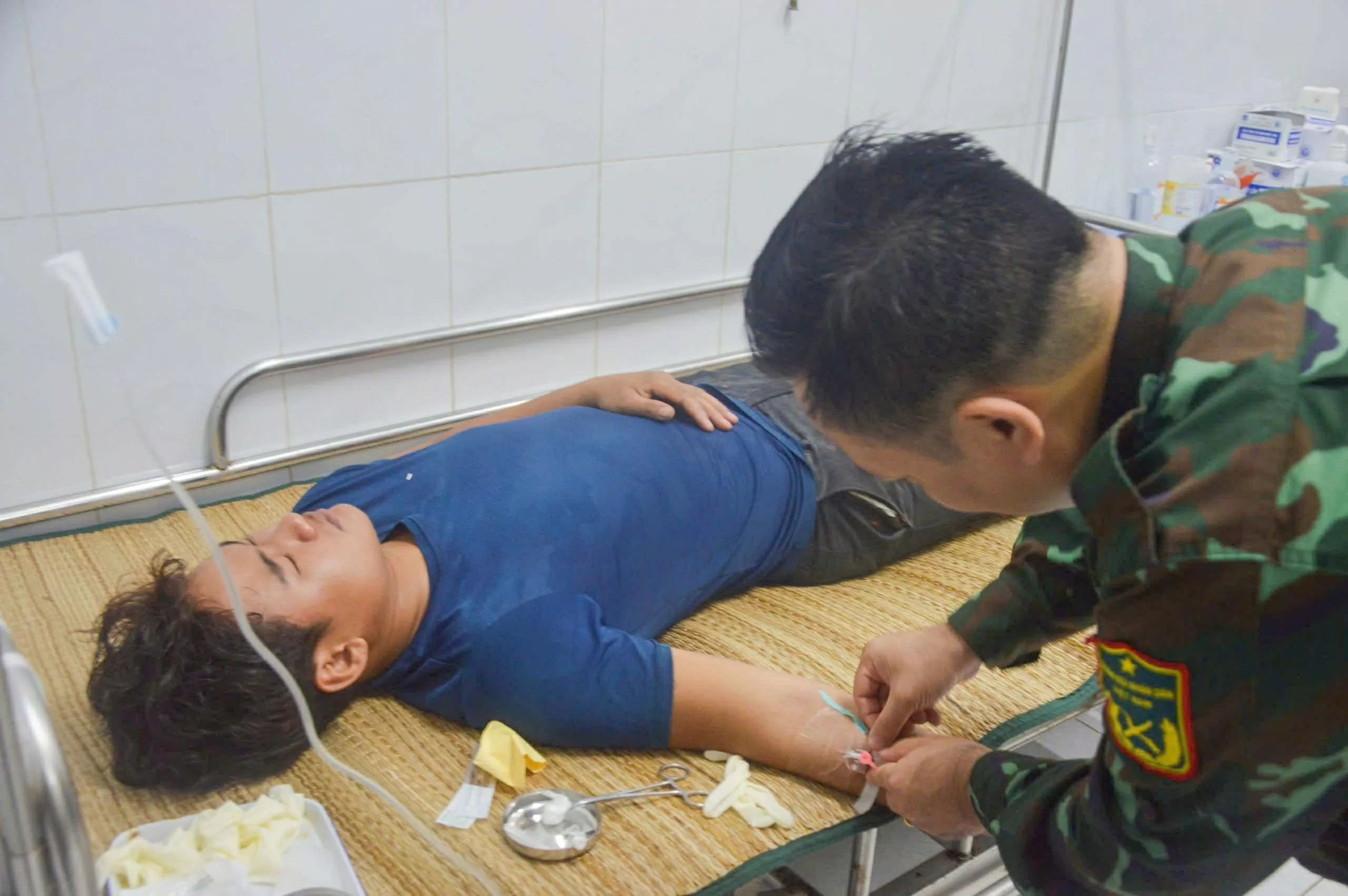 Đảo Song Tử Tây cấp cứu 6 ngư dân ngộ độc cá hồng Quân y đảo Song Tử Tây cấp cứu 6 ngư dân ngộ độc cá hồng