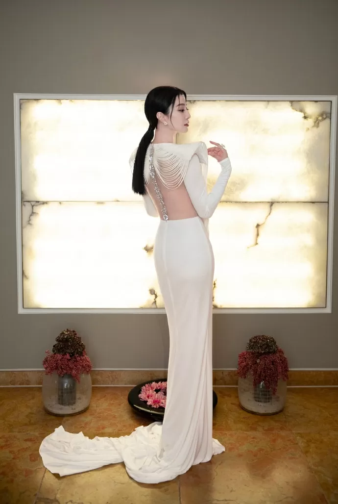 Phạm Băng Băng diện đầm trắng