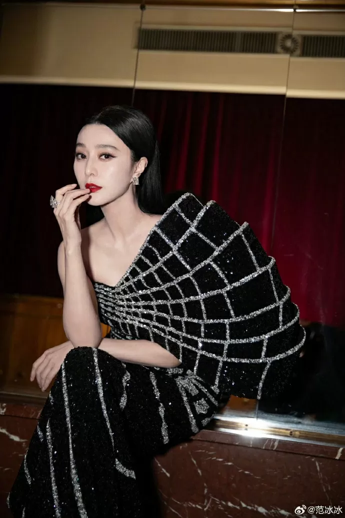 Phạm Băng Băng diện đầm trắng