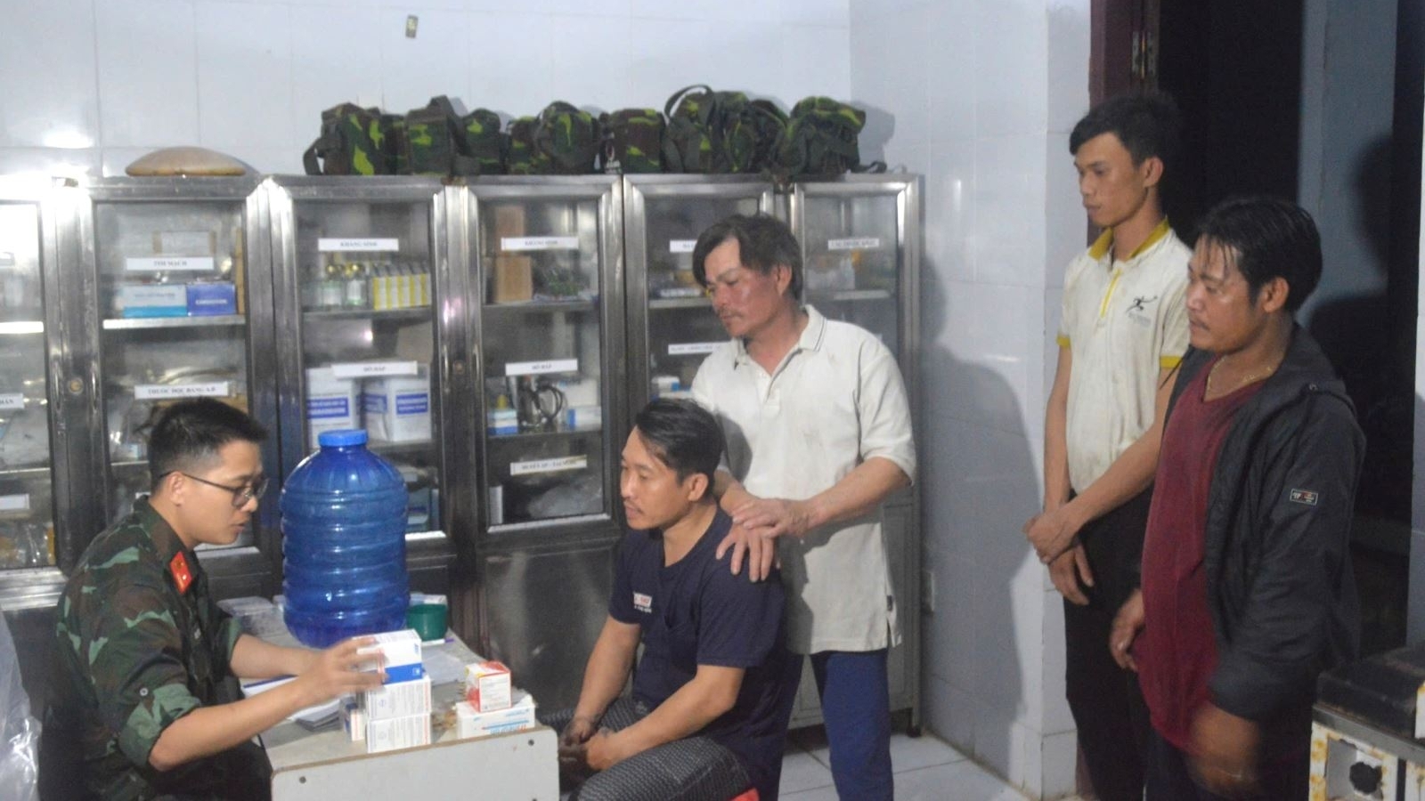 Quân y đảo Song Tử Tây cấp cứu 6 ngư dân bị ngộ độc thực phẩm