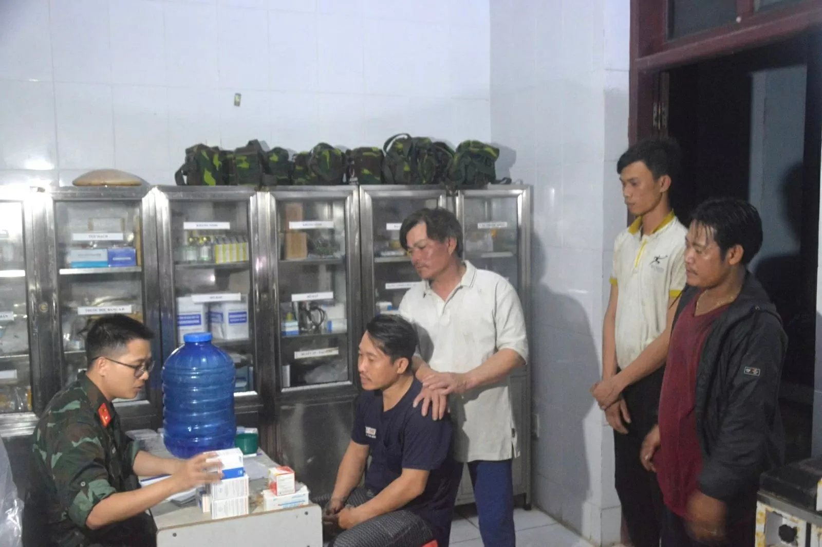 Quân y Đảo Song Tử Tây cấp cứu 6 ngư dân bị ngộ độc thực phẩm Quân y đảo Song Tử Tây cấp cứu 6 ngư dân bị ngộ độc thực phẩm