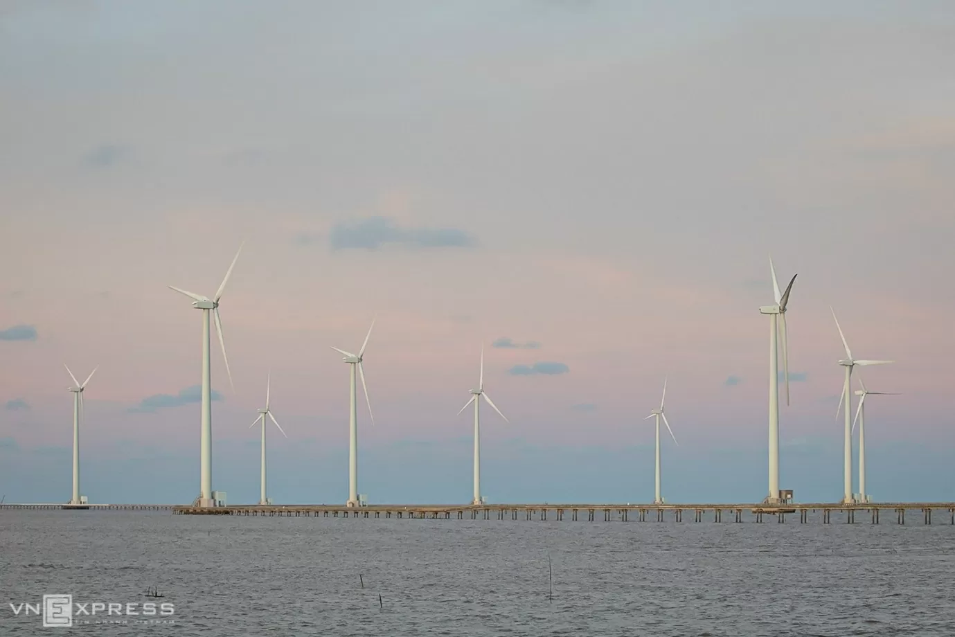 Nhà máy điện gió Bạc Liêu đặt tại xã Vĩnh Trạch Đông, TP. Bạc Liêu. (Nguồn: Vnxpress) Nhà máy điện gió Bạc Liêu đặt tại xã Vĩnh Trạch Đông, TP. Bạc Liêu. (Nguồn: Vnxpress)