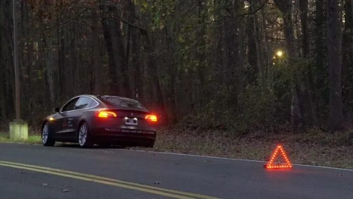 Bật đèn cảnh báo trên ô tô có tốn điện không? Bật đèn cảnh báo trên ô tô có tốn điện không?