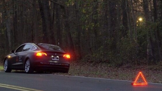 Bật đèn cảnh báo trên xe ô tô có tốn điện không?