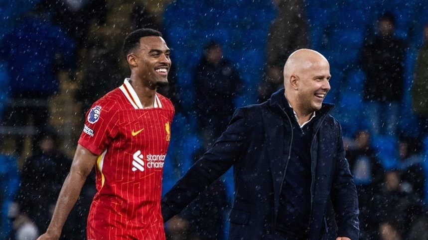 HLV Arne Slot cân bằng thành tích của HLV Benitez và Klopp
