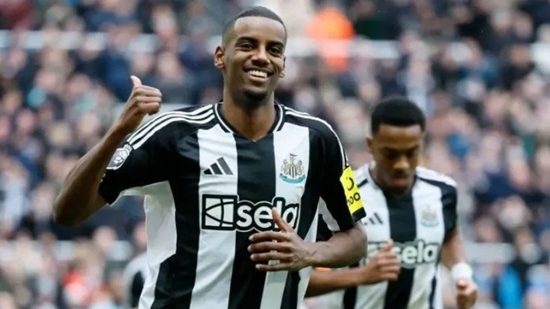 Cán mốc 50 bàn thắng, tiền đạo Isak vượt qua huyền thoại Arsenal