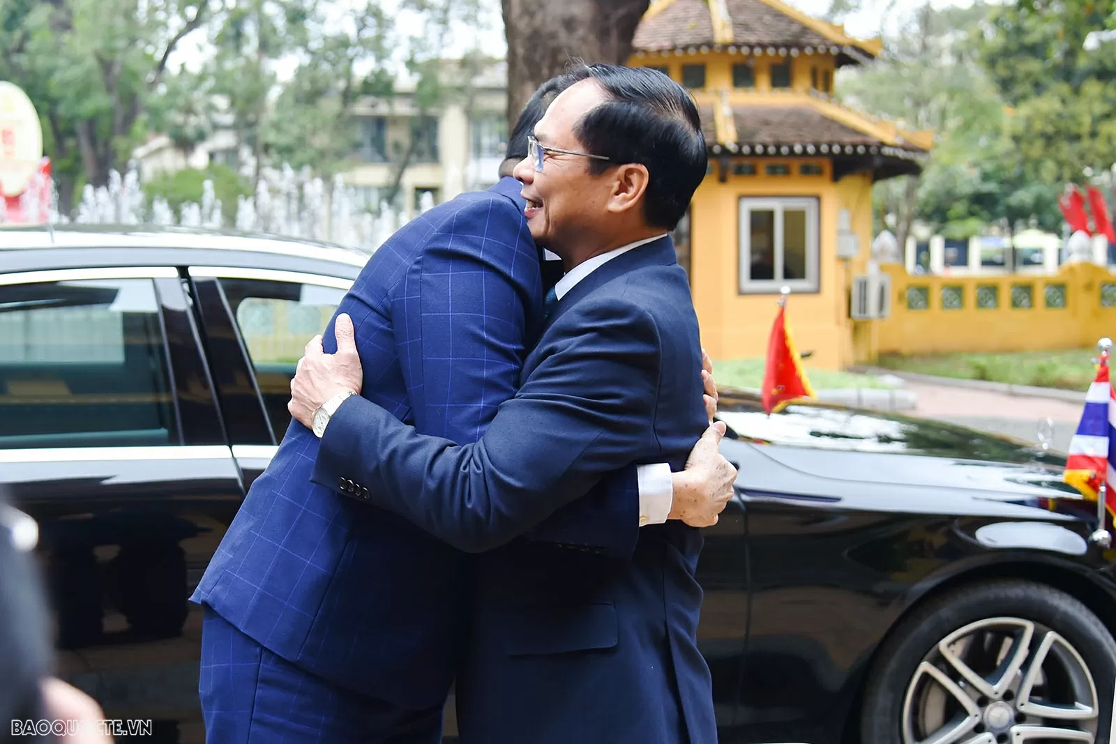 Chào mừng Bộ trưởng Ngoại giao Thái Lan Maris Sangiampongsa, Phó Thủ tướng, Bộ trưởng Ngoại giao Bùi Thanh Sơn khẳng định, Thái Lan là người bạn, là Đối tác chiến lược quan trọng của Việt Nam trong khu vực và trên thế giới. Chào mừng Bộ trưởng Ngoại giao Thái Lan Maris Sangiampongsa, Phó Thủ tướng, Bộ trưởng Ngoại giao Bùi Thanh Sơn khẳng định, Thái Lan là người bạn, là Đối tác chiến lược quan trọng của Việt Nam trong khu vực và trên thế giới.