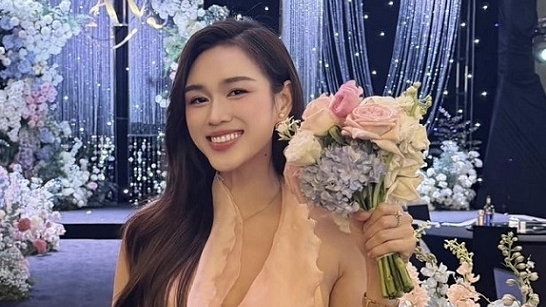 Hoa hậu Đỗ Thị Hà dự đám cưới bạn với trang phục tông màu nữ tính, thanh lịch