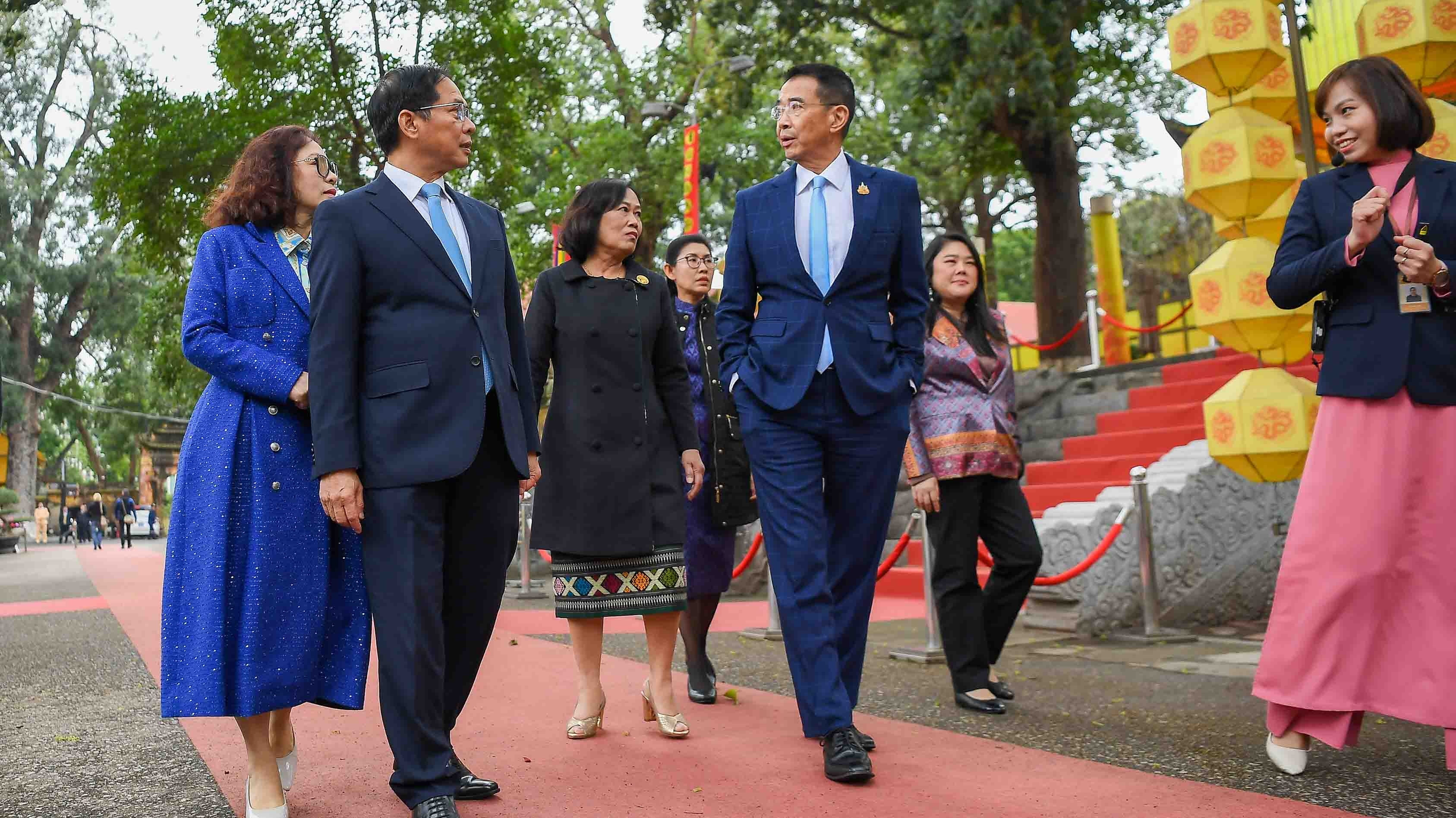 Phó Thủ tướng, Bộ trưởng Ngoại giao Bùi Thanh Sơn và Bộ trưởng Ngoại giao Thái Lan tham quan Hoàng thành Thăng Long