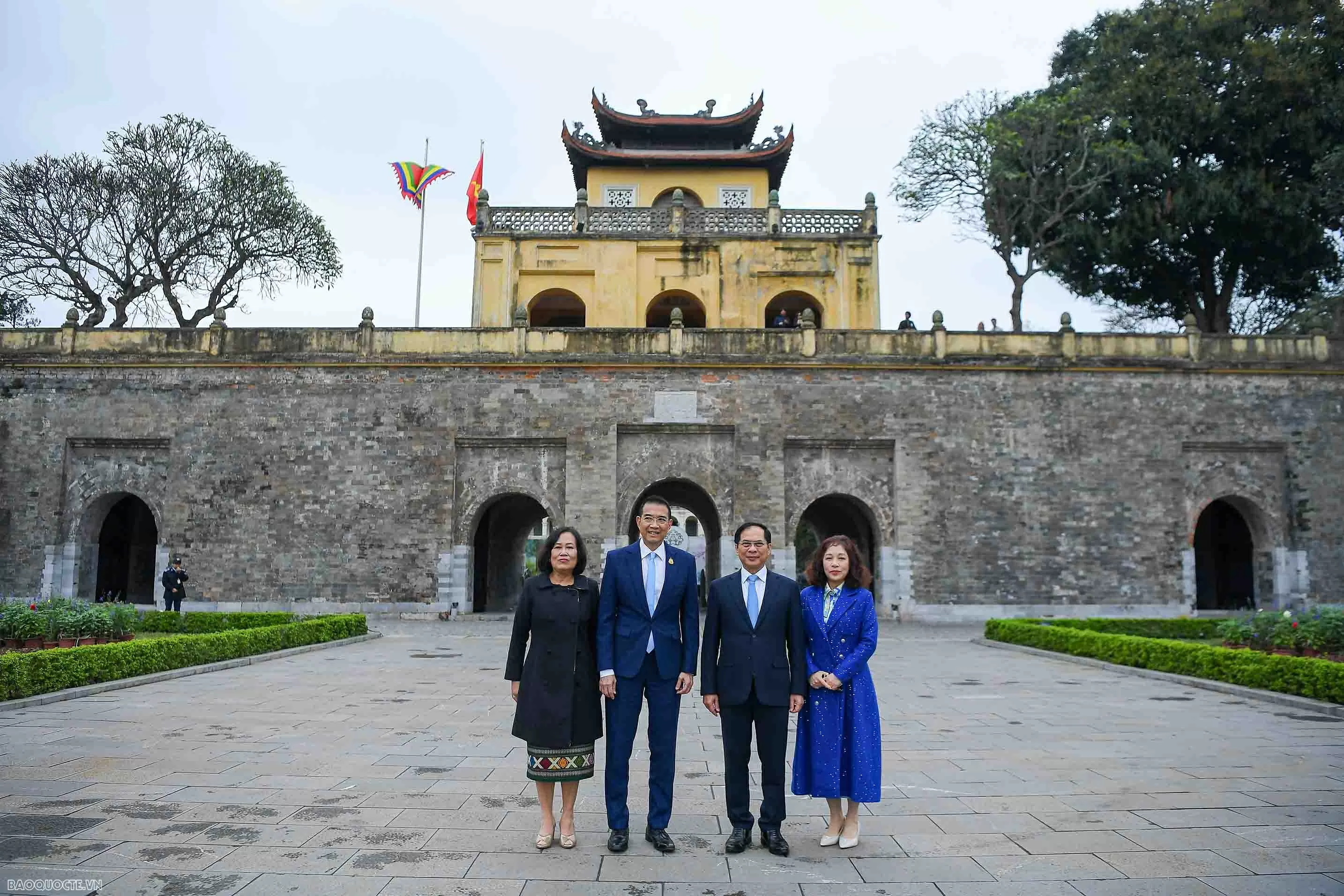 Phó Thủ tướng, Bộ trưởng Ngoại giao Bùi Thanh Sơn và Bộ trưởng Ngoại giao Thái Lan tham quan Hoàng Thành Thăng Long
