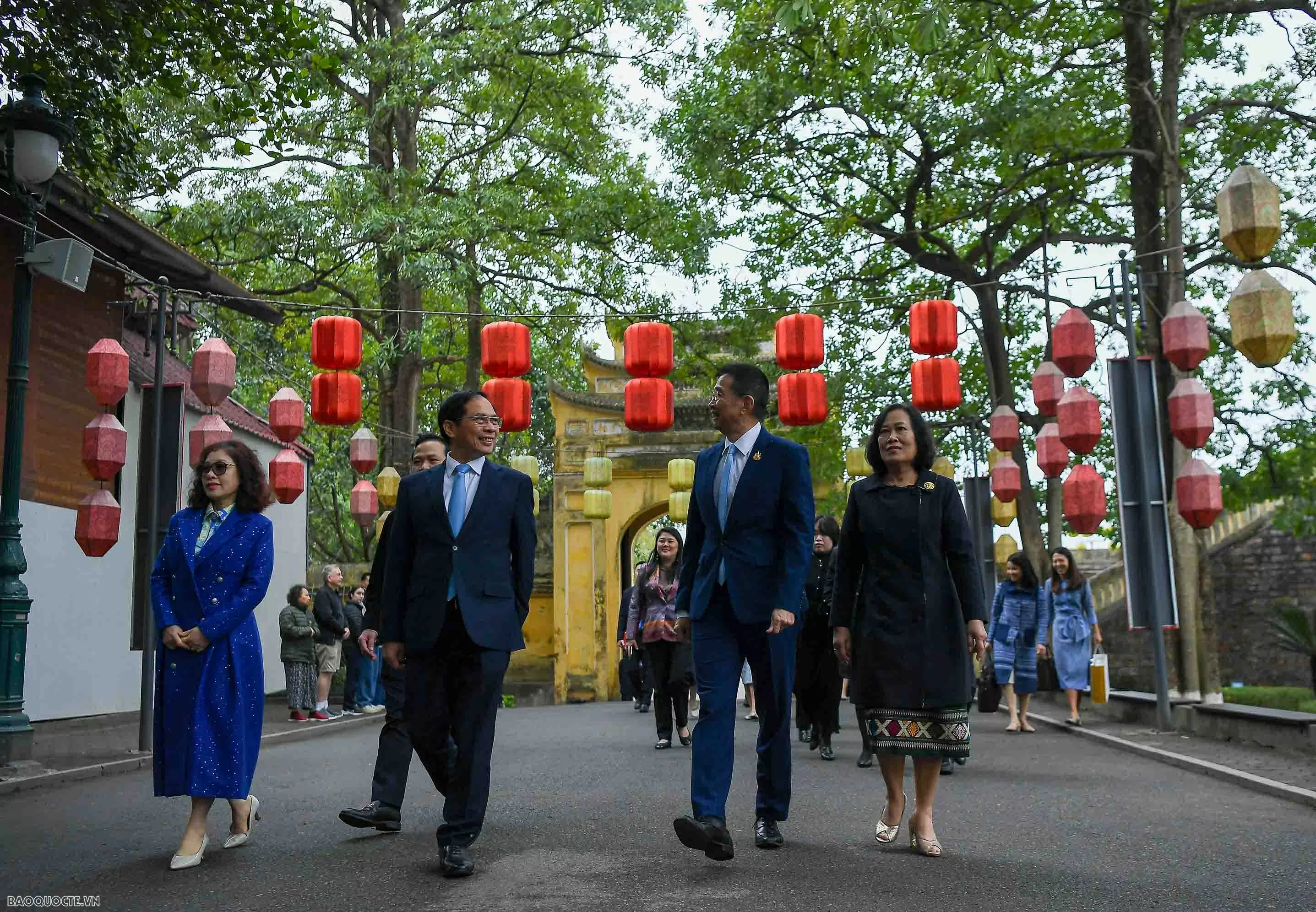 Phó Thủ tướng, Bộ trưởng Ngoại giao Bùi Thanh Sơn và Bộ trưởng Ngoại giao Thái Lan tham quan Hoàng Thành Thăng Long Phó Thủ tướng, Bộ trưởng Ngoại giao Bùi Thanh Sơn và Bộ trưởng Ngoại giao Thái Lan tham quan Hoàng Thành Thăng Long