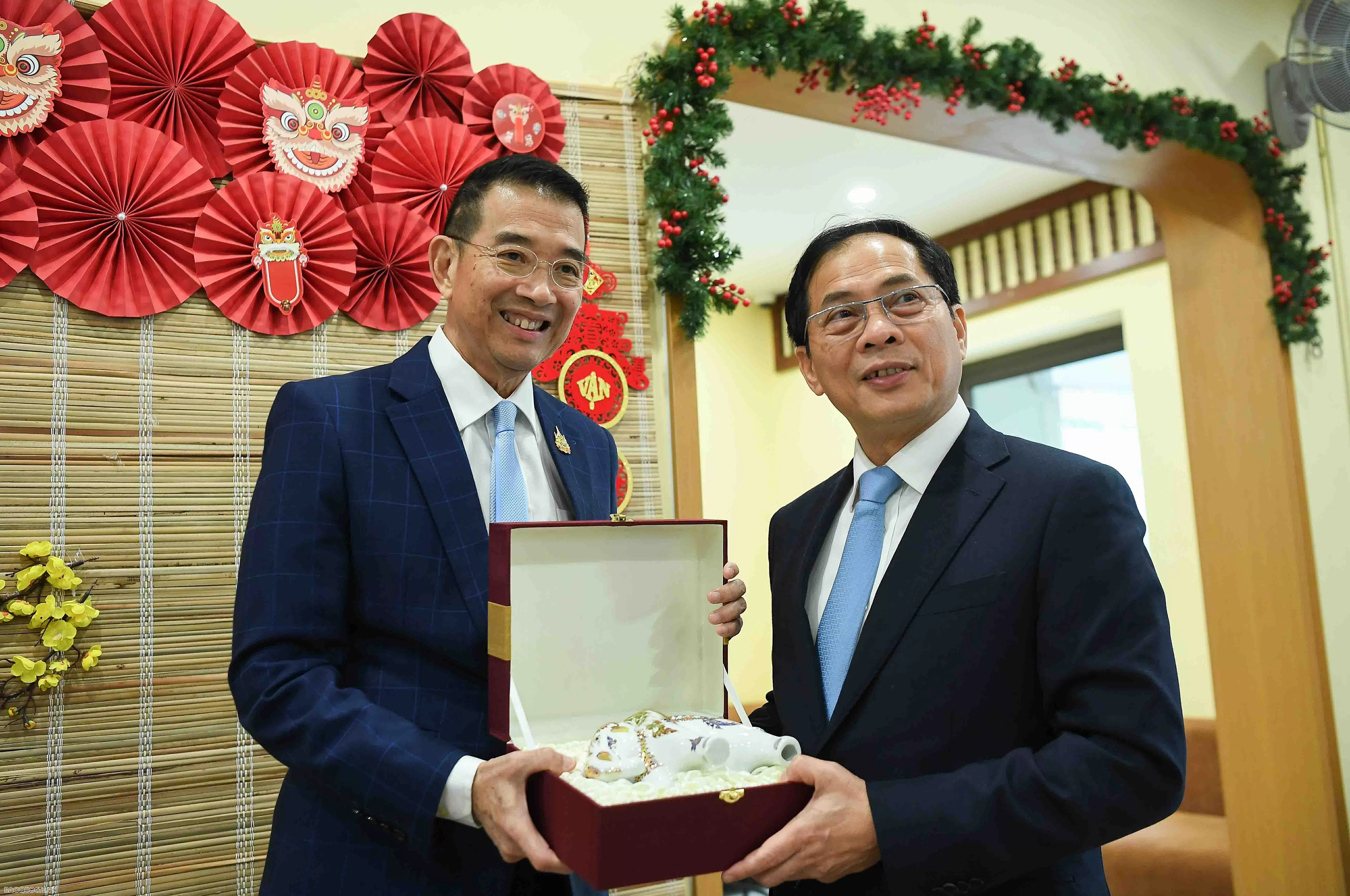 Phó Thủ tướng, Bộ trưởng Ngoại giao Bùi Thanh Sơn và Bộ trưởng Ngoại giao Thái Lan tham quan Hoàng Thành Thăng Long