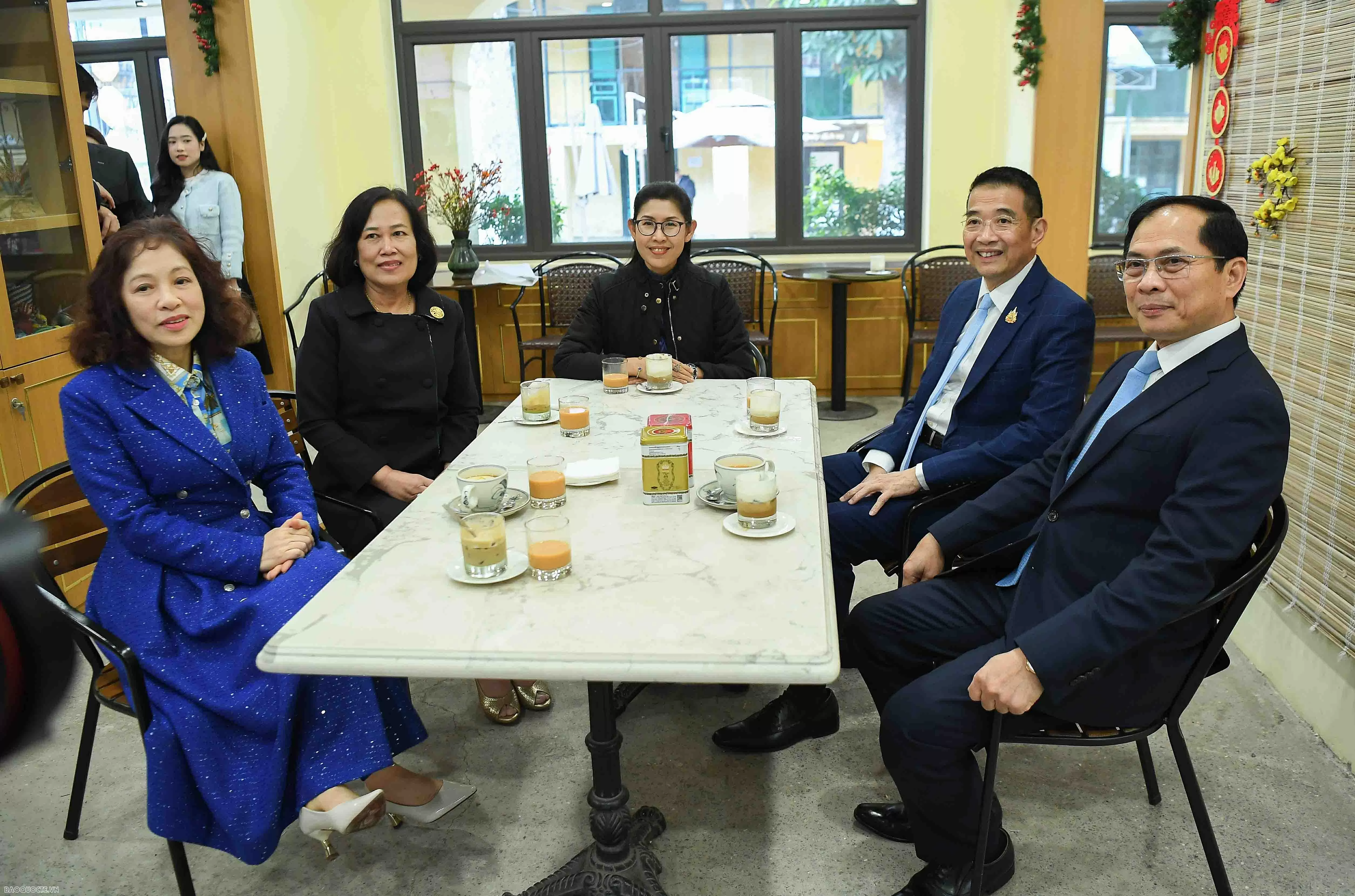 Phó Thủ tướng, Bộ trưởng Ngoại giao Bùi Thanh Sơn và Bộ trưởng Ngoại giao Thái Lan tham quan Hoàng Thành Thăng Long Phó Thủ tướng, Bộ trưởng Ngoại giao Bùi Thanh Sơn và Bộ trưởng Ngoại giao Thái Lan tham quan Hoàng Thành Thăng Long