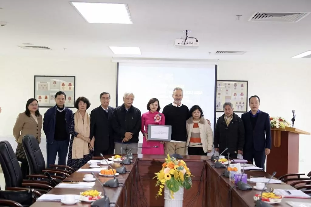 Tiêp nhận bộ tư liệu ảnh quý về Việt Nam của cựu nhà báo Hungary Tiêp nhận bộ tư liệu ảnh quý về Việt Nam của cựu nhà báo Hungary