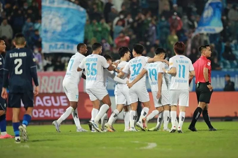 Thắng đậm CLB Bình Định, Nam Định trở lại lại vị trí đầu V-League Thắng đậm CLB Bình Định, Nam Định trở lại lại vị trí đầu V-League