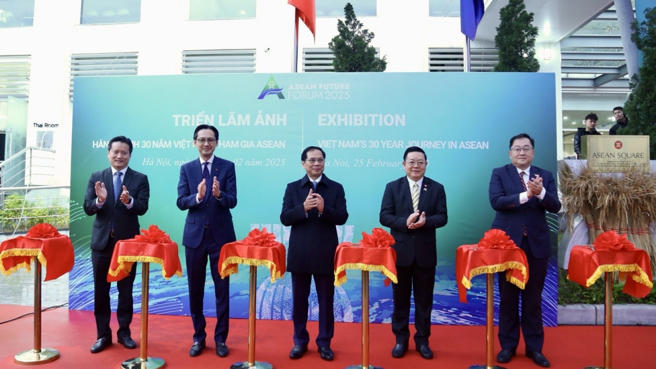 Khai mạc Triển lãm ảnh tái hiện hành trình 30 năm Việt Nam đồng hành cùng ASEAN