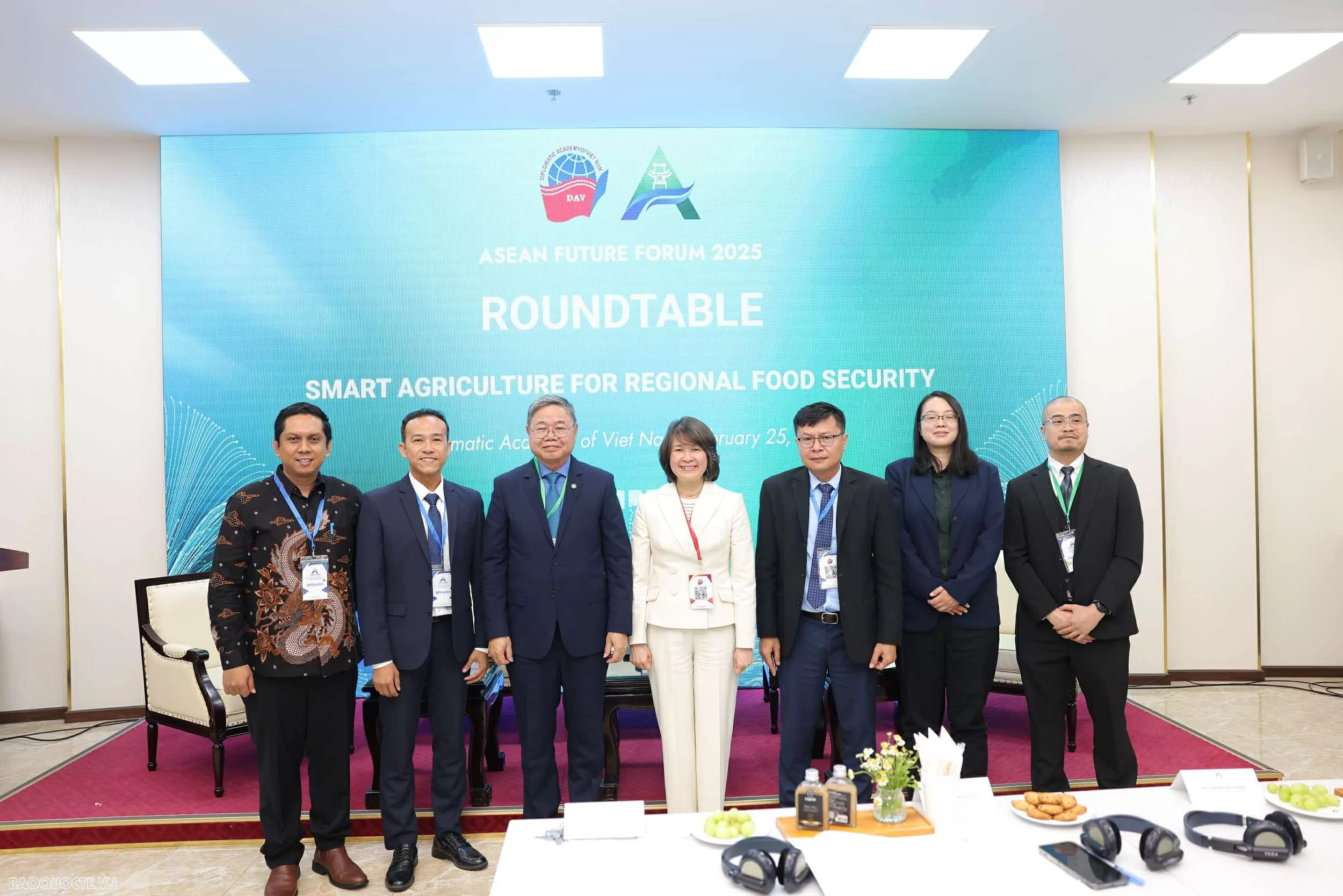 TS. Nguyễn Thị Thìn, Phó Giám đốc Học viện Ngoại giao chụp ảnh lưu niệm cùng các chuyên gia. (Ảnh: Ngọc Anh) TS. Nguyễn Thị Thìn, Phó Giám đốc Học viện Ngoại giao chụp ảnh lưu niệm cùng các chuyên gia. (Ảnh: Ngọc Anh)