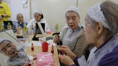 Người cao tuổi Nhật Bản thích các lớp học trang điểm miễn phí