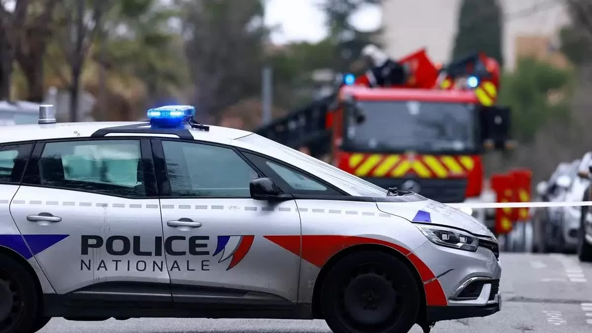 Bộ Ngoại giao Nga coi đây là hành động có dấu hiệu khủng bố và yêu cầu các cơ quan chức năng của Pháp tiến hành điều tra toàn diện. Bộ Ngoại giao Nga coi đây là hành động có dấu hiệu khủng bố và yêu cầu các cơ quan chức năng của Pháp tiến hành điều tra toàn diện.