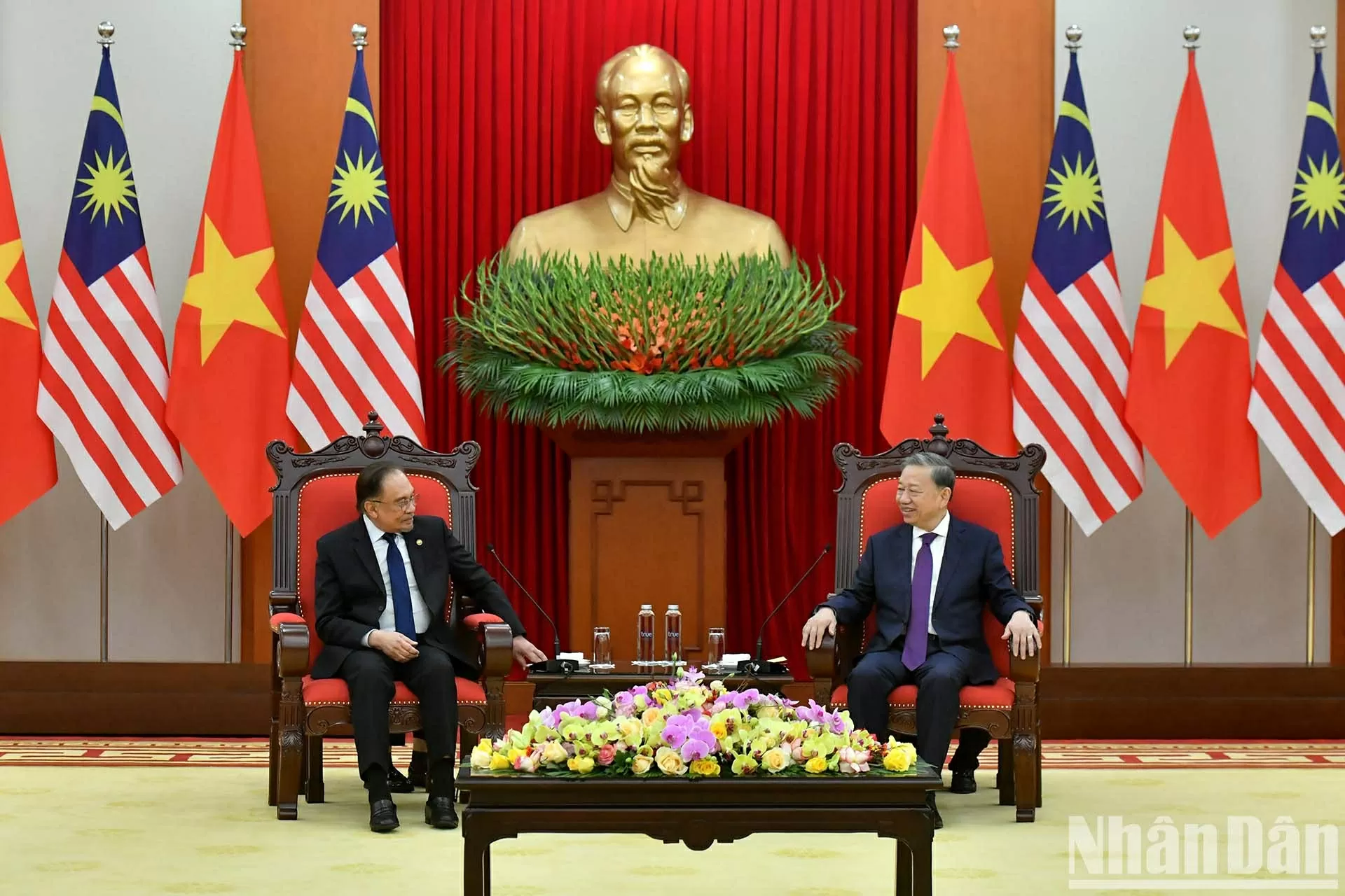 Tổng Bí thư Tô Lâm tiếp Thủ tướng Malaysia Anwar Ibrahim. (Nguồn: Báo Nhân dân) Tổng Bí thư Tô Lâm tiếp Thủ tướng Malaysia Anwar Ibrahim. (Nguồn: Báo Nhân dân)