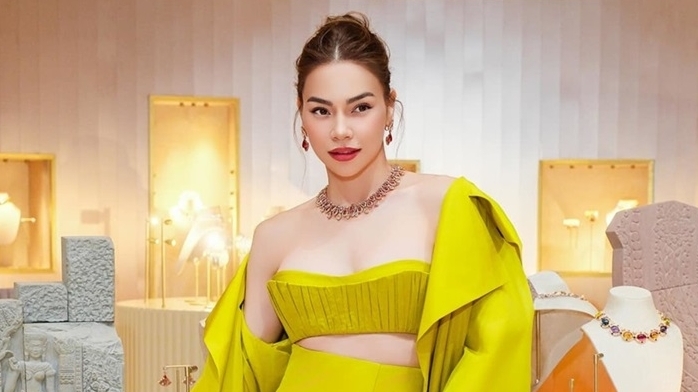 Dự sự kiện của nhà mốt xa xỉ, Hồ Ngọc Hà đẹp tựa nữ thần cùng loạt mẫu đầm nổi bật