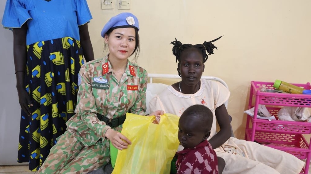 Bác sĩ mũ nồi xanh Việt Nam trao tặng nhiều món quà thiết thực cho bệnh nhân ở Nam Sudan