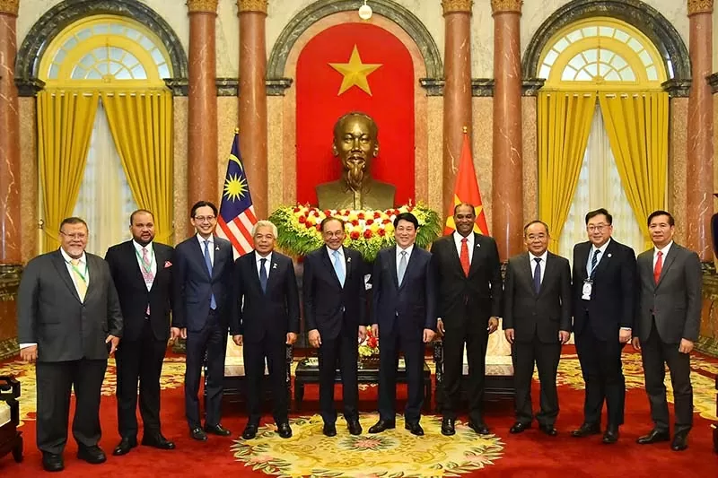 Chủ tịch nước Lương Cường và Thủ tướng Malaysia Anwar Ibrahim cùng các đại biểu. (Nguồn: Báo Nhân dân)