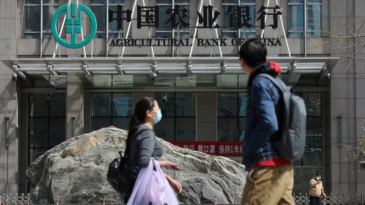 ‘Ra sức’ thúc đẩy kinh tế, Trung Quốc bơm tiền khủng cho các ngân hàng