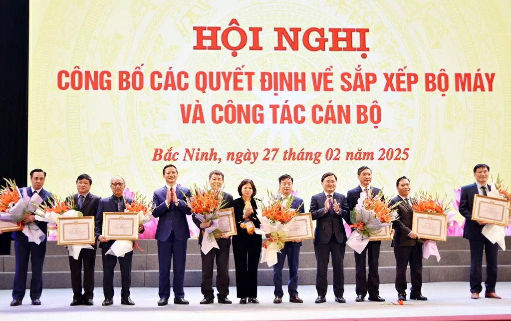 Thường trực Tỉnh ủy trao Bằng khen của Tỉnh ủy cho các cá nhân. (Nguồn: Báo Xây dựng) Thường trực Tỉnh ủy trao Bằng khen của Tỉnh ủy cho các cá nhân. (Nguồn: Báo Xây dựng)