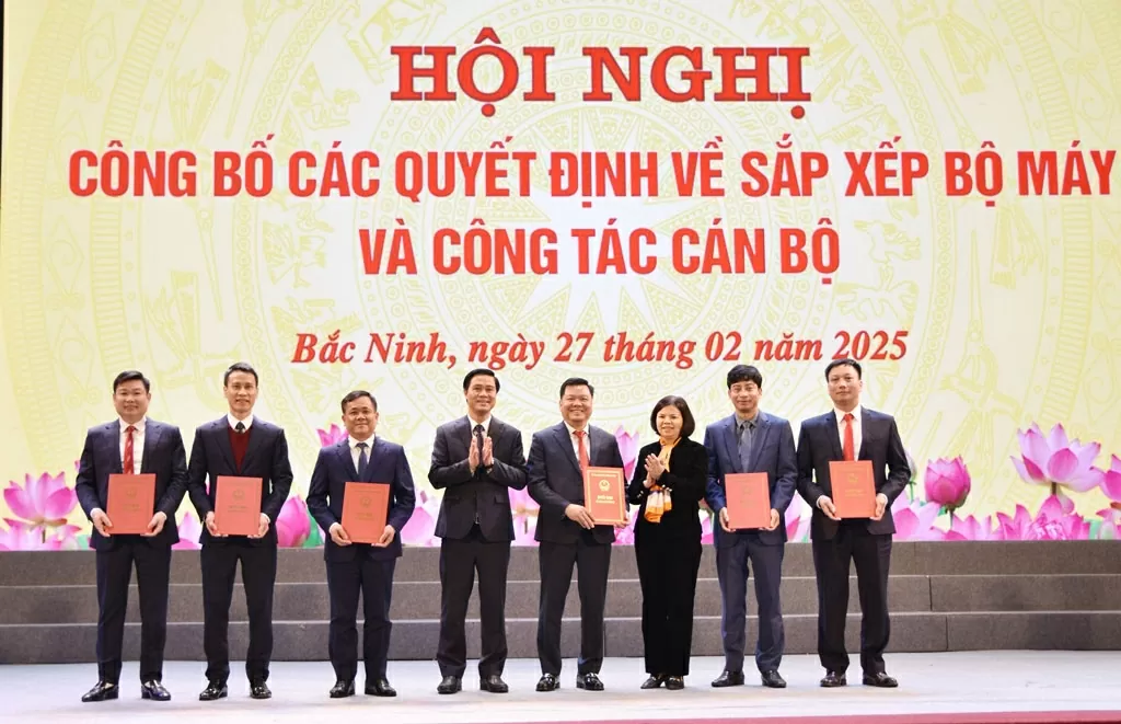 Lãnh đạo tỉnh trao Quyết định thành lập Sở Nông nghiệp và Môi trường. (Nguồn: Báo Xây dựng)