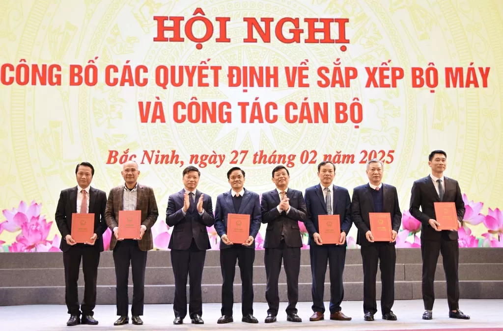 Lãnh đạo tỉnh trao Quyết định thành lập Sở Xây dựng. Lãnh đạo tỉnh trao Quyết định thành lập Sở Xây dựng.