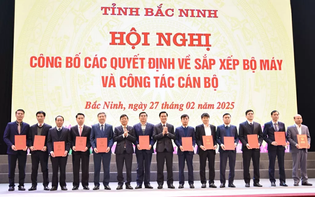 Lãnh đạo tỉnh trao Quyết định thành lập Ban Quản lý dự án Giao thông và Nông nghiệp tỉnh. Lãnh đạo tỉnh trao Quyết định thành lập Ban Quản lý dự án Giao thông và Nông nghiệp tỉnh.