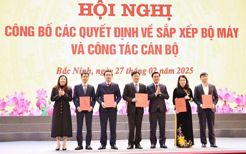 Lãnh đạo tỉnh trao Quyết định thành lập Sở Khoa học và Công nghệ. Lãnh đạo tỉnh trao Quyết định thành lập Sở Khoa học và Công nghệ.