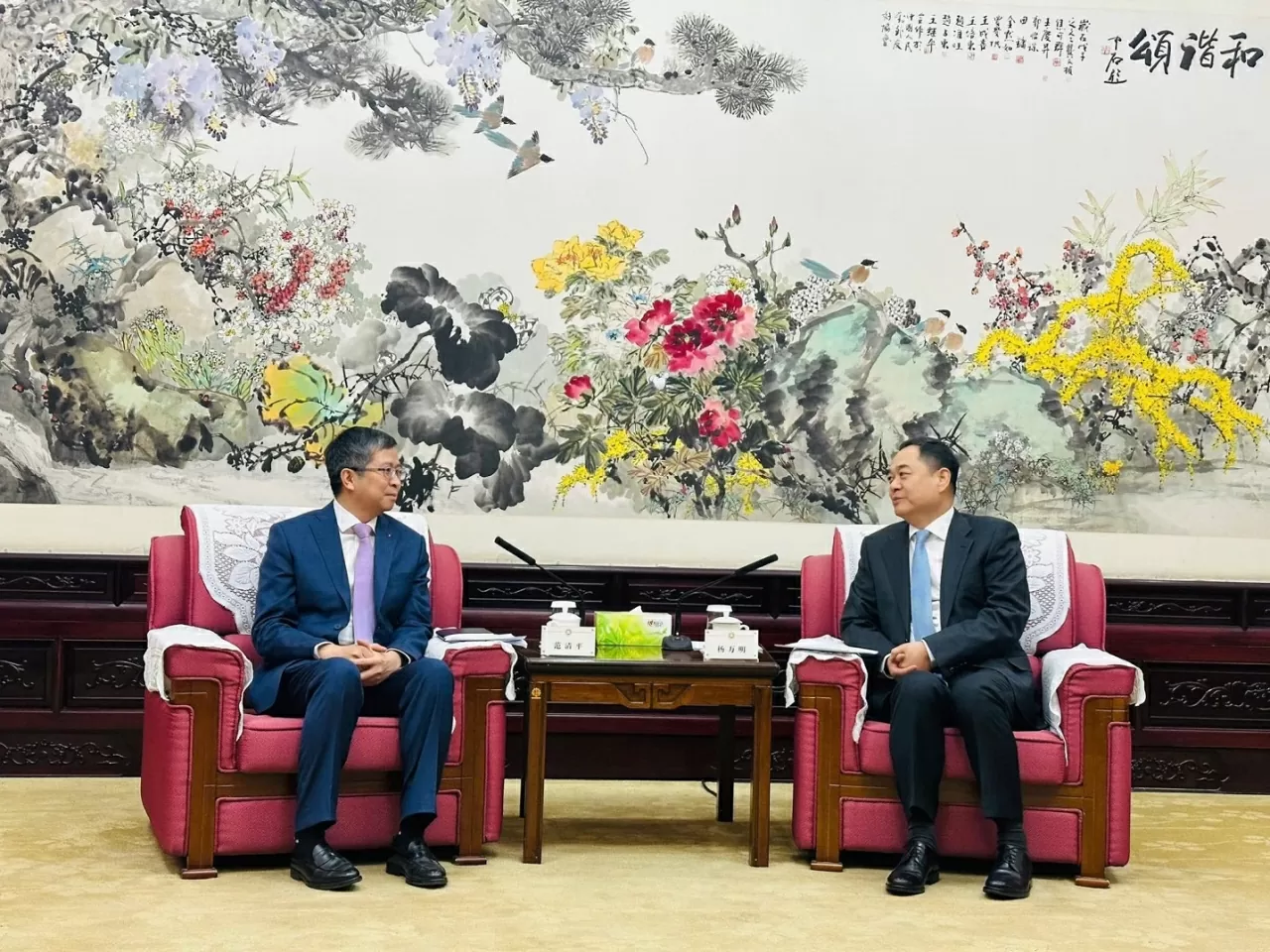 Đẩy mạnh tổ chức các hoạt động giao lưu nhân dân và hợp tác hữu nghị Việt Nam-Trung Quốc Đẩy mạnh tổ chức các hoạt động giao lưu nhân dân và hợp tác hữu nghị Việt Nam-Trung Quốc