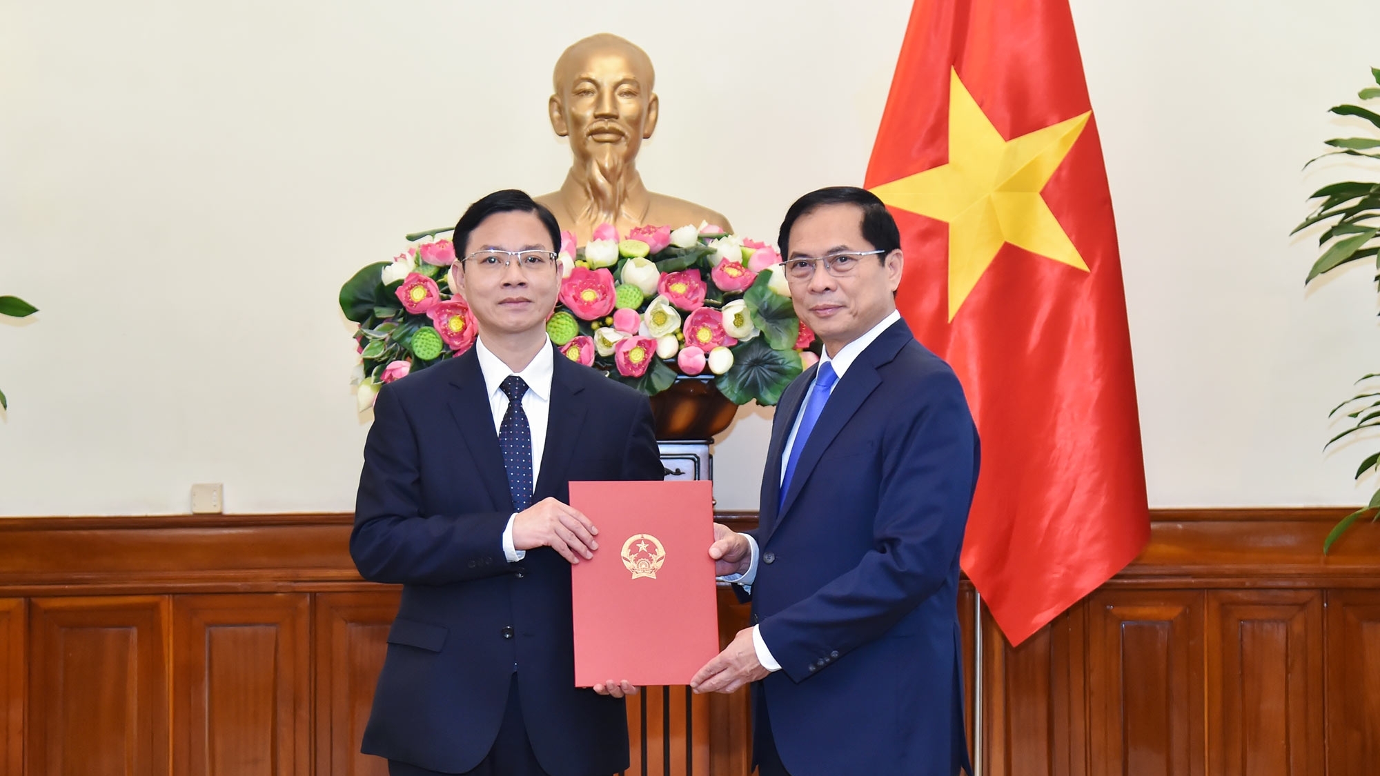 Thứ trưởng Ngoại giao Ngô Lê Văn kiêm giữ chức Chủ nhiệm Ủy ban Công tác về các tổ chức phi chính phủ nước ngoài