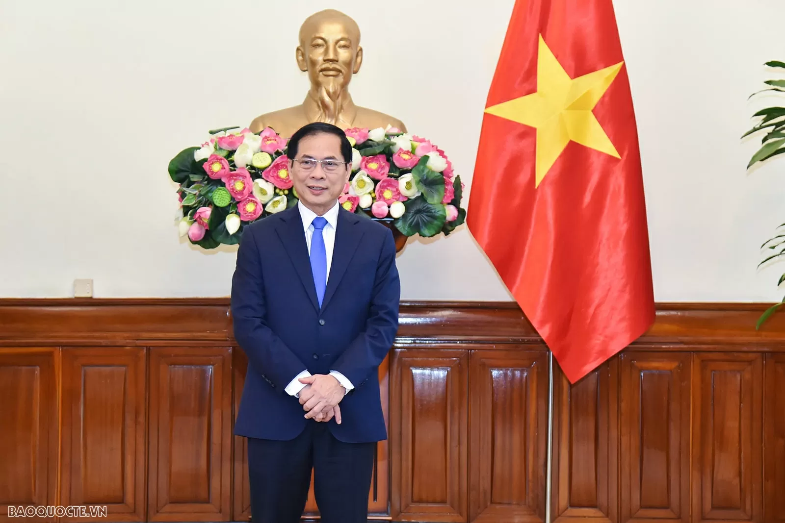 Phó Thủ tướng, Bộ trưởng Ngoại giao Bùi Thanh Sơn trao quyết định bổ nhiệm 3 Thứ trưởng Ngoại giao Phó Thủ tướng, Bộ trưởng Ngoại giao Bùi Thanh Sơn trao quyết định bổ nhiệm 3 Thứ trưởng Ngoại giao