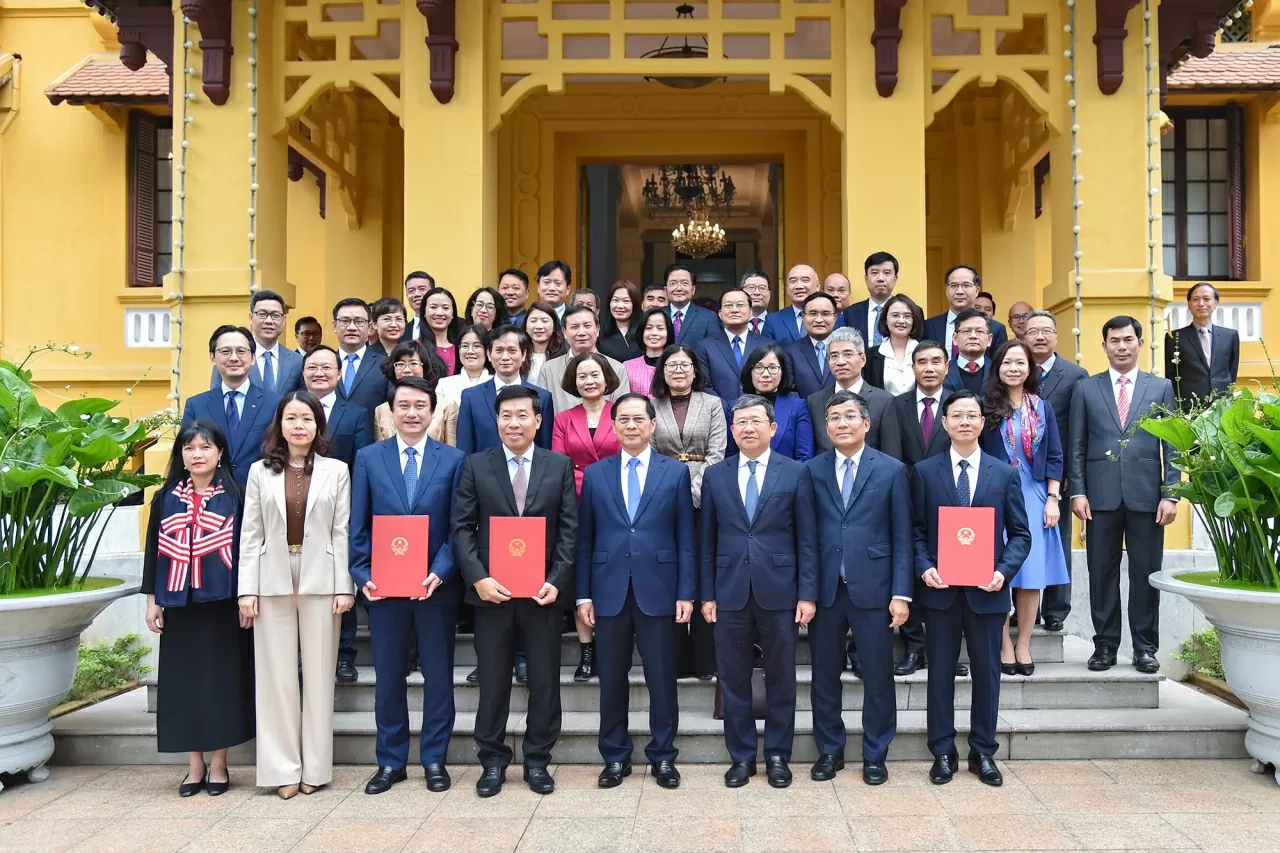 Phó Thủ tướng, Bộ trưởng Ngoại giao Bùi Thanh Sơn trao quyết định bổ nhiệm 3 Thứ trưởng Ngoại giao Phó Thủ tướng, Bộ trưởng Ngoại giao Bùi Thanh Sơn trao quyết định bổ nhiệm 3 Thứ trưởng Ngoại giao