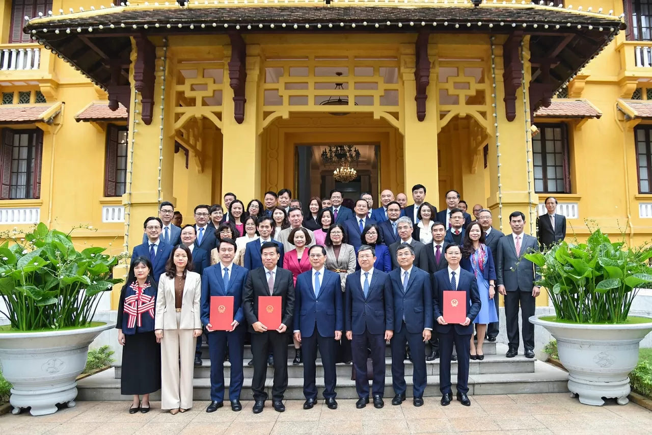 Phó Thủ tướng, Bộ trưởng Ngoại giao Bùi Thanh Sơn trao quyết định bổ nhiệm 3 Thứ trưởng Ngoại giao Phó Thủ tướng, Bộ trưởng Ngoại giao Bùi Thanh Sơn trao quyết định bổ nhiệm 3 Thứ trưởng Ngoại giao