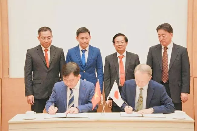 Tổng lãnh sự Nhật Bản ONO Masuo và ông Tô Minh Nghị, Giám Đốc Bệnh viện Đa khoa Cà Mau thực hiện ký kết (Ảnh: Hải Uyên) Tổng lãnh sự Nhật Bản ONO Masuo và ông Tô Minh Nghị, Giám Đốc Bệnh viện Đa khoa Cà Mau thực hiện ký kết (Ảnh: Hải Uyên)