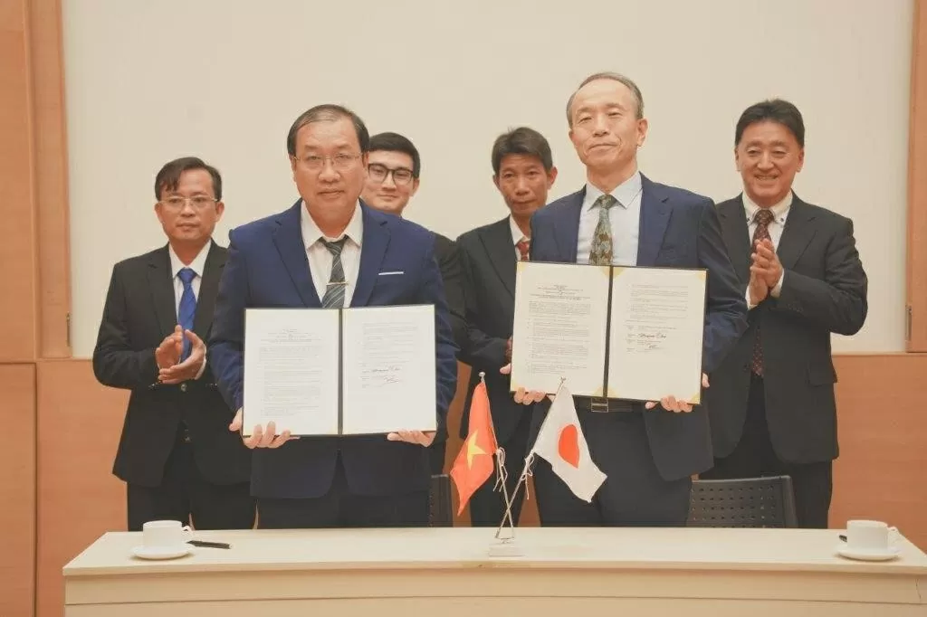 Ông Nguyễn Mộng Hùng, Phó Giám đốc Trung tâm y tế huyện Đông Hải tỉnh Bạc Liêu nhận hợp đồng viện trợ (Ảnh: Hải Uyên) Ông Nguyễn Mộng Hùng, Phó Giám đốc Trung tâm y tế huyện Đông Hải tỉnh Bạc Liêu nhận hợp đồng viện trợ (Ảnh: Hải Uyên)