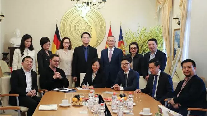 Lễ ký kết thành lập Hiệp hội Doanh nghiệp trẻ Việt Nam tại châu Âu. Ảnh: Phương Hoa/TTXVN Lễ ký kết thành lập Hiệp hội Doanh nghiệp trẻ Việt Nam tại châu Âu. Ảnh: Phương Hoa/TTXVN