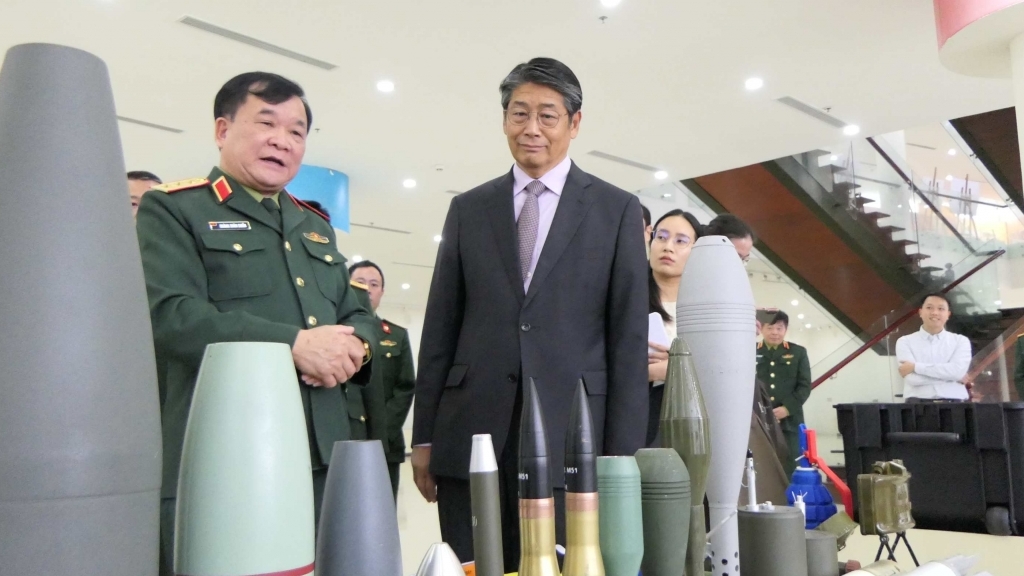 Trung tâm Hành động bom mìn quốc gia Việt Nam tiếp nhận trang thiết bị rà phá bom mìn do Nhật Bản tài trợ