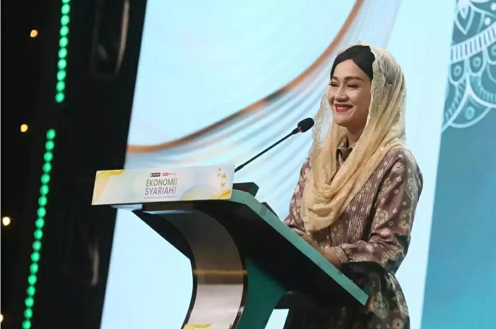 Bà Friderica Widyasari Dewi, ủy viên Cơ quan giám sát dịch vụ tài chính (OJK) phát biểu tại Hội thảo, ngày 27//2/2025. (Nguồn: Jakarta Globe) Bà Friderica Widyasari Dewi, ủy viên Cơ quan giám sát dịch vụ tài chính (OJK) phát biểu tại Hội thảo, ngày 27//2/2025. (Nguồn: Jakarta Globe)