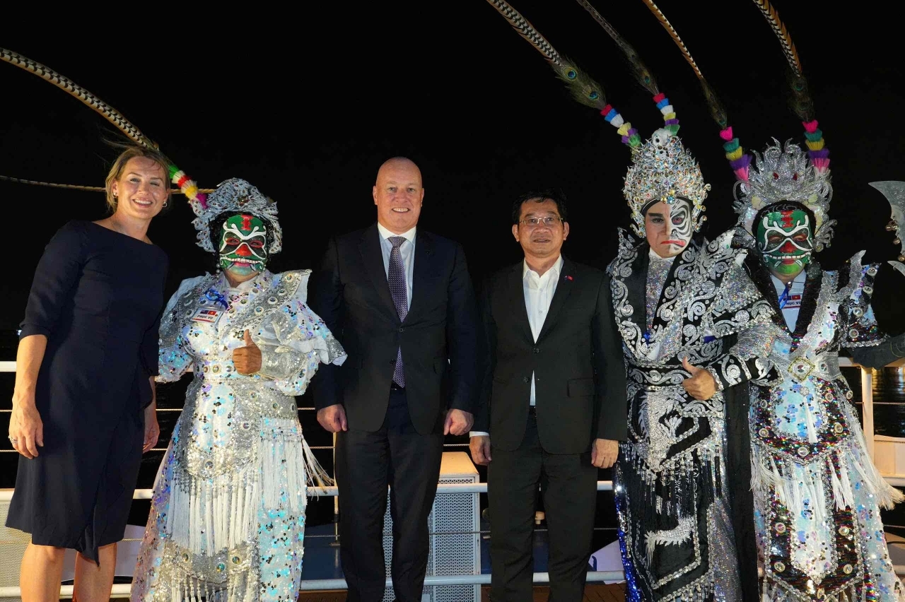 Thủ tướng New Zealand Christopher Luxon du ngoạn trên sông, thưởng thức nghệ thuật hát bội