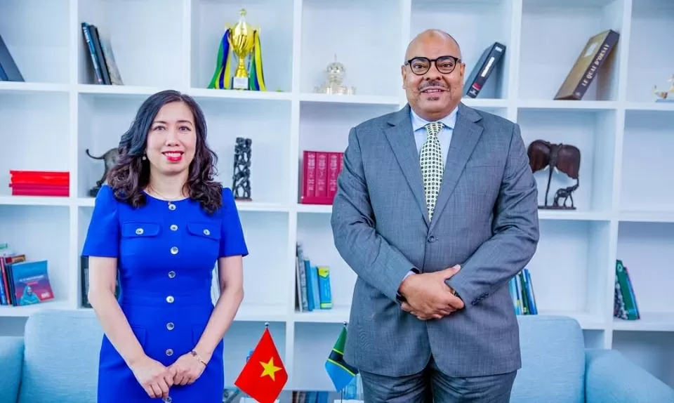 Thứ trưởng Ngoại giao Lê Thị Thu Hằng hội đàm với Bộ trưởng Ngoại giao và Hợp tác Cộng hòa Thống nhất Tanzania Mahmoud Thabit Kombo. (Nguồn: Bộ Ngoại giao) Thứ trưởng Ngoại giao Lê Thị Thu Hằng hội đàm với Bộ trưởng Ngoại giao và Hợp tác Cộng hòa Thống nhất Tanzania Mahmoud Thabit Kombo. (Nguồn: Bộ Ngoại giao)